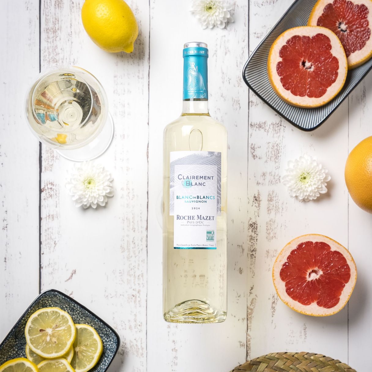 Bouteille et verres de vin blanc Clairement blanc de Roche Mazet 100% Sauvignon avec pamplemousse