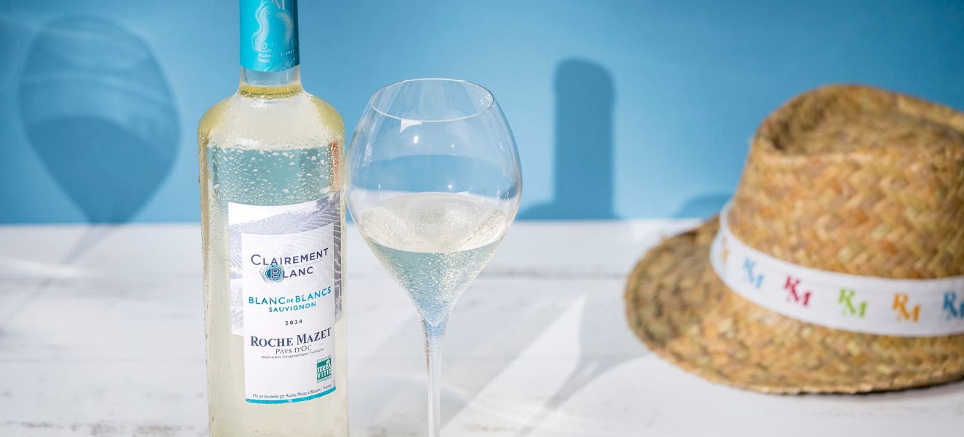 Bouteille et verre de vin blanc Clairement Blanc de roche Mazet